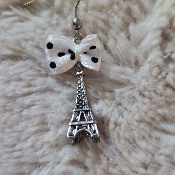 🤍 Eiffel Tower Drop Earrings with Polka Dot Bow - Picture 2 of 4